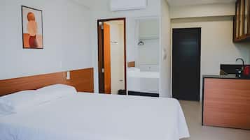 Apartemen Standar | Meja kerja, ruang kerja ramah laptop, dan setrika/meja setrika