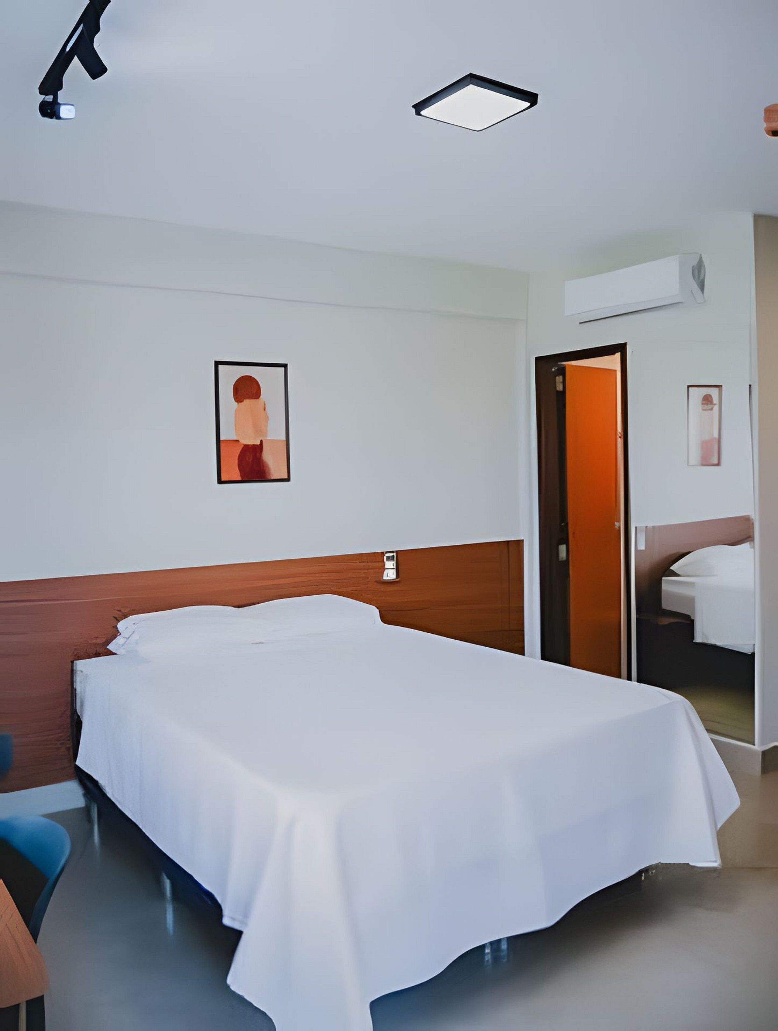 Escritorio y espacio para trabajar con un portátil