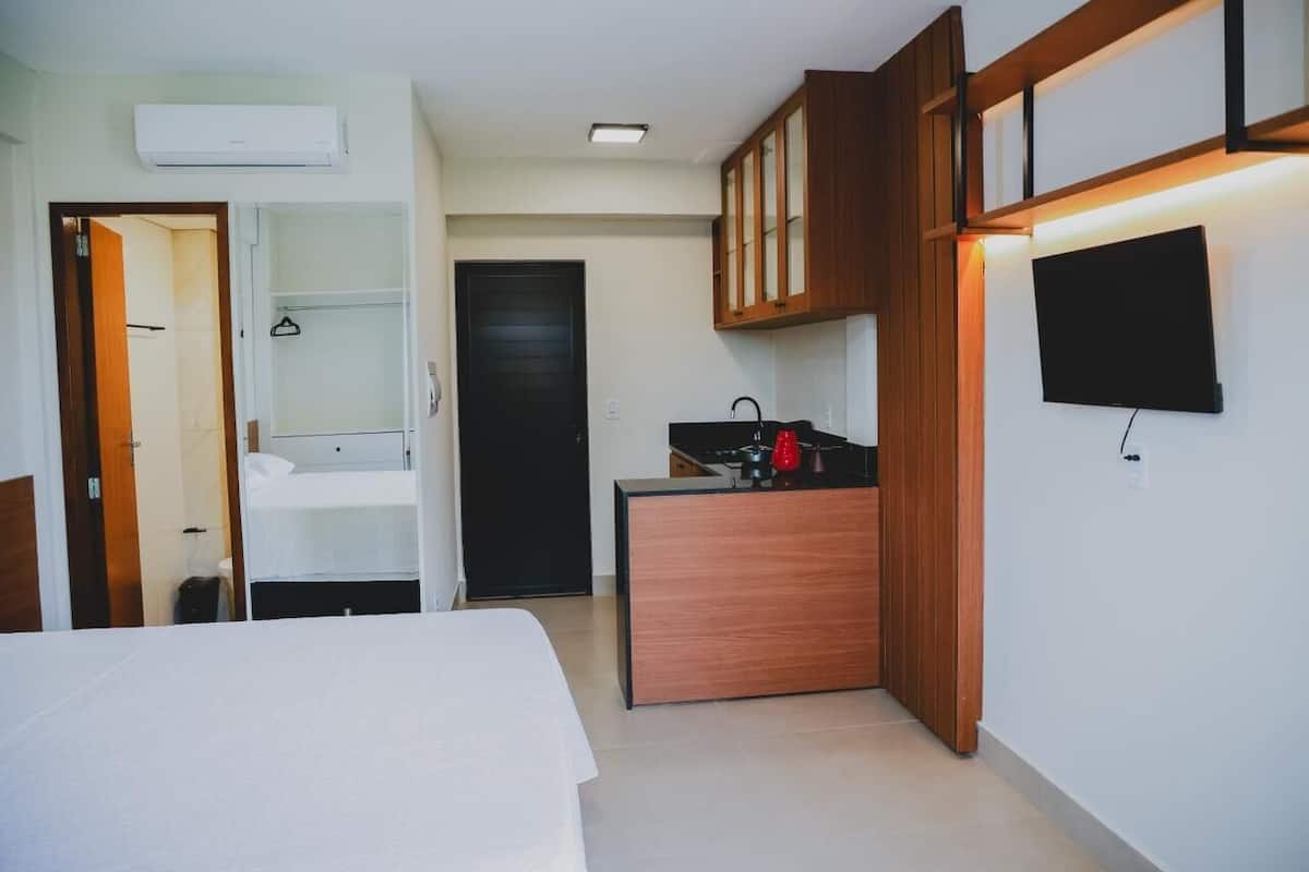 Comfort studio suite, uitzicht op de stad | Een bureau, een laptopwerkplek, een strijkplank/strijkijzer, gratis wifi