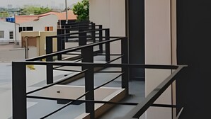 A modern building with a series of balconies and a covered walkway. - Loft completo e climatizado (Cuiabá)
