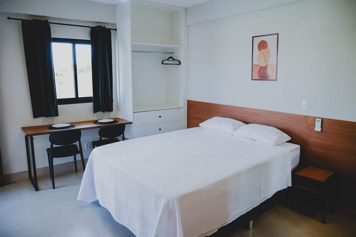 Escritorio y espacio para trabajar con laptop