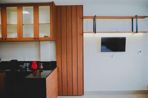 Frigorífico pequeño, placa de cocina y utensilios de cocina