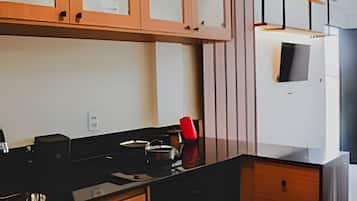 Traditional Apartment | Private kitchen | Mini-fridge, stovetop, cookware/dishes/utensils