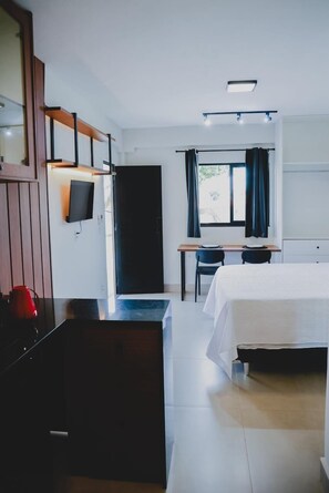 Een bureau, een laptopwerkplek, een strijkplank/strijkijzer, gratis wifi