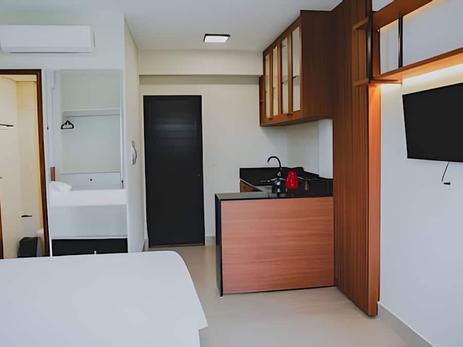 Een bureau, een laptopwerkplek, een strijkplank/strijkijzer, gratis wifi