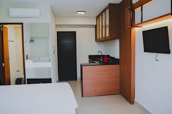 Desk, laptop workspace, iron/ironing board, free WiFi - Loft completo e climatizado (Cuiabá)