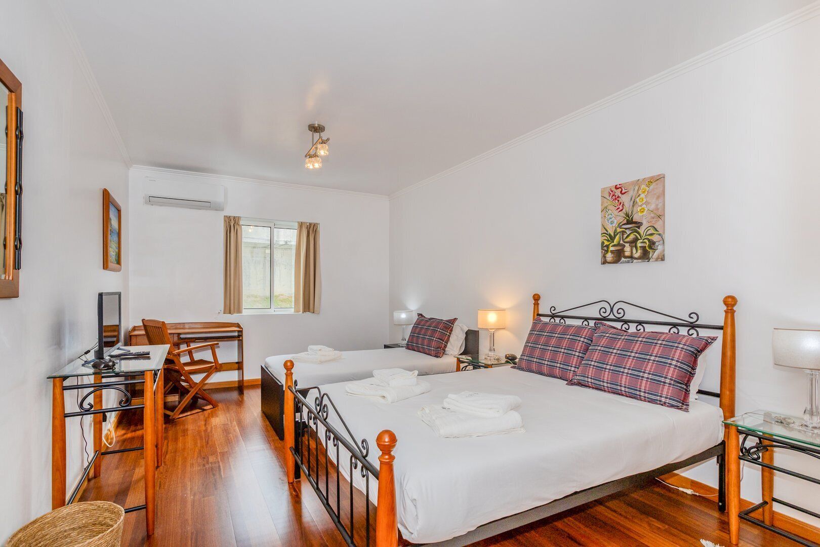 Une chambre avec deux lits, un bureau et une chaise.