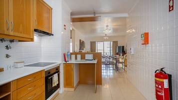 Refrigerador, microondas, horno, cafetera/tetera