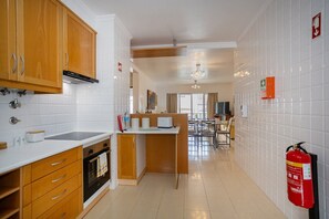 Refrigerador, microondas, horno, cafetera/tetera