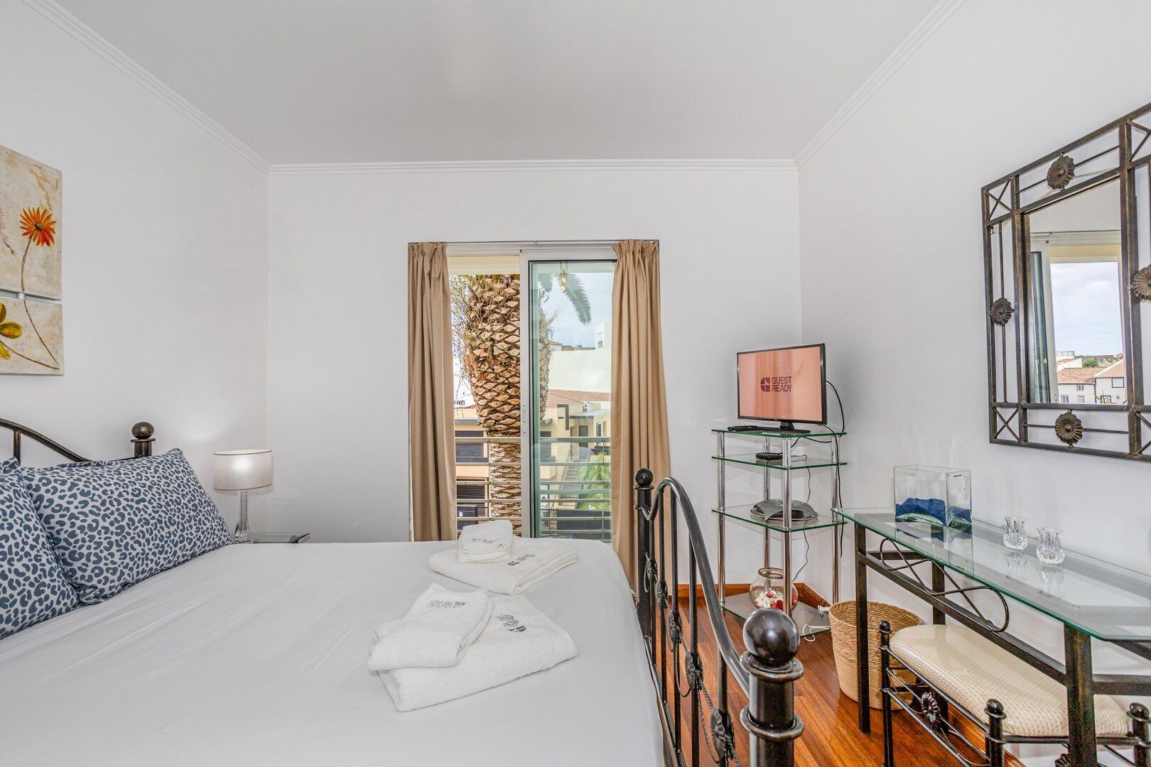 2 bedrooms, iron/ironing board, internet, bed sheets