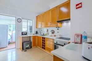 Refrigerador, microondas, horno, cafetera/tetera