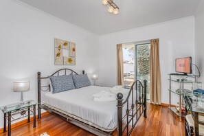 2 bedrooms, iron/ironing board, internet, bed sheets