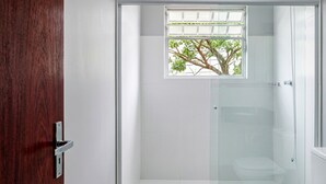 ห้องดีลักซ์ทวิน | ห้องน้ำ | ฝักบัว, ของใช้ในห้องน้ำฟรี, ผ้าเช ็ดตัว, สบู่