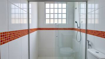 Habitación Deluxe doble | Baño | Ducha, artículos de higiene personal gratuitos, toallas y jabón