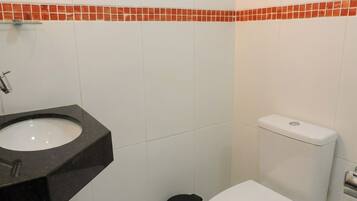 Quarto casal superluxo | Banheiro | Chuveiro, produtos de toalete grátis, toalhas de banho, sabonete