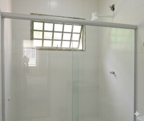 Quarto casal superluxo | Banheiro | Chuveiro, produtos de toalete grátis, toalhas de banho, sabonete
