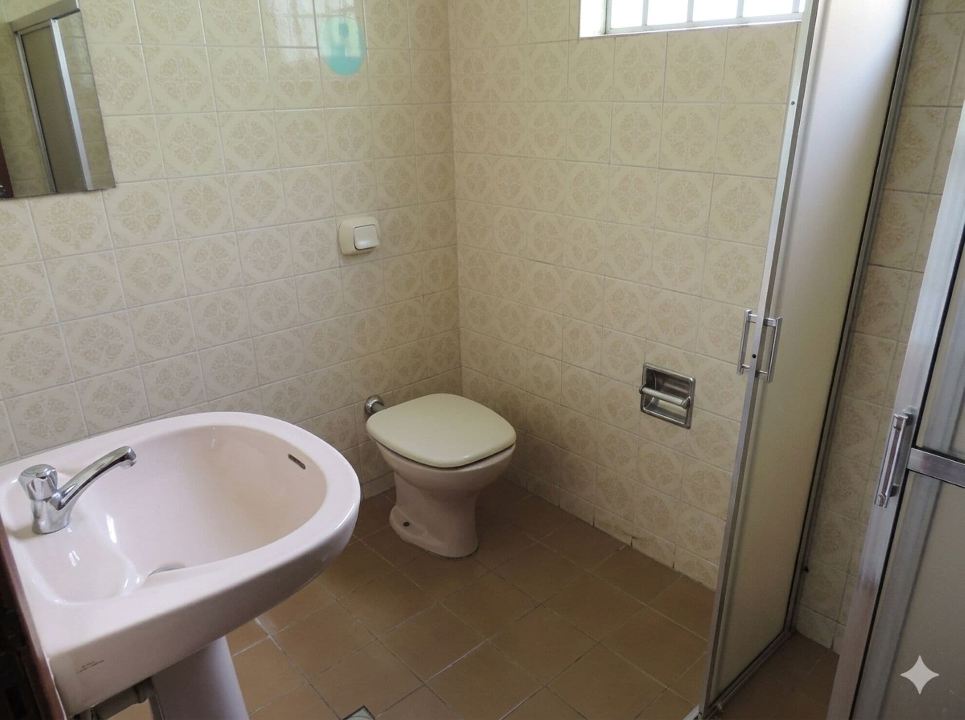 Habitación estándar doble | Baño | Ducha, artículos de higiene personal gratuitos, toallas y jabón