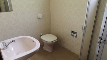 Habitación estándar doble | Baño | Ducha, artículos de higiene personal gratuitos, toallas y jabón