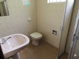 Ducha, artículos de tocador gratuitos, toallas, jabón