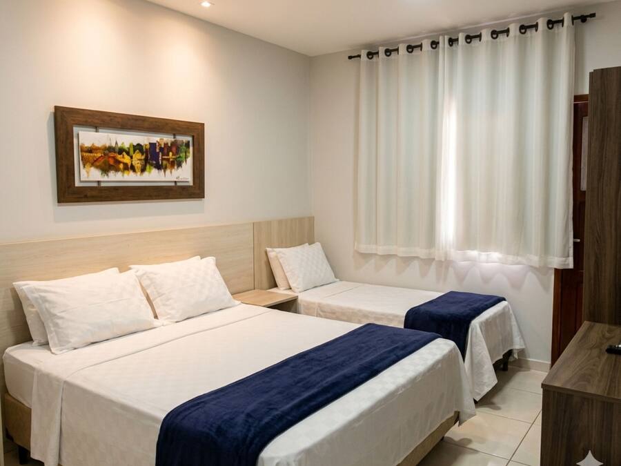 Habitación familiar | Minibar, escritorio, wifi gratis y ropa de cama