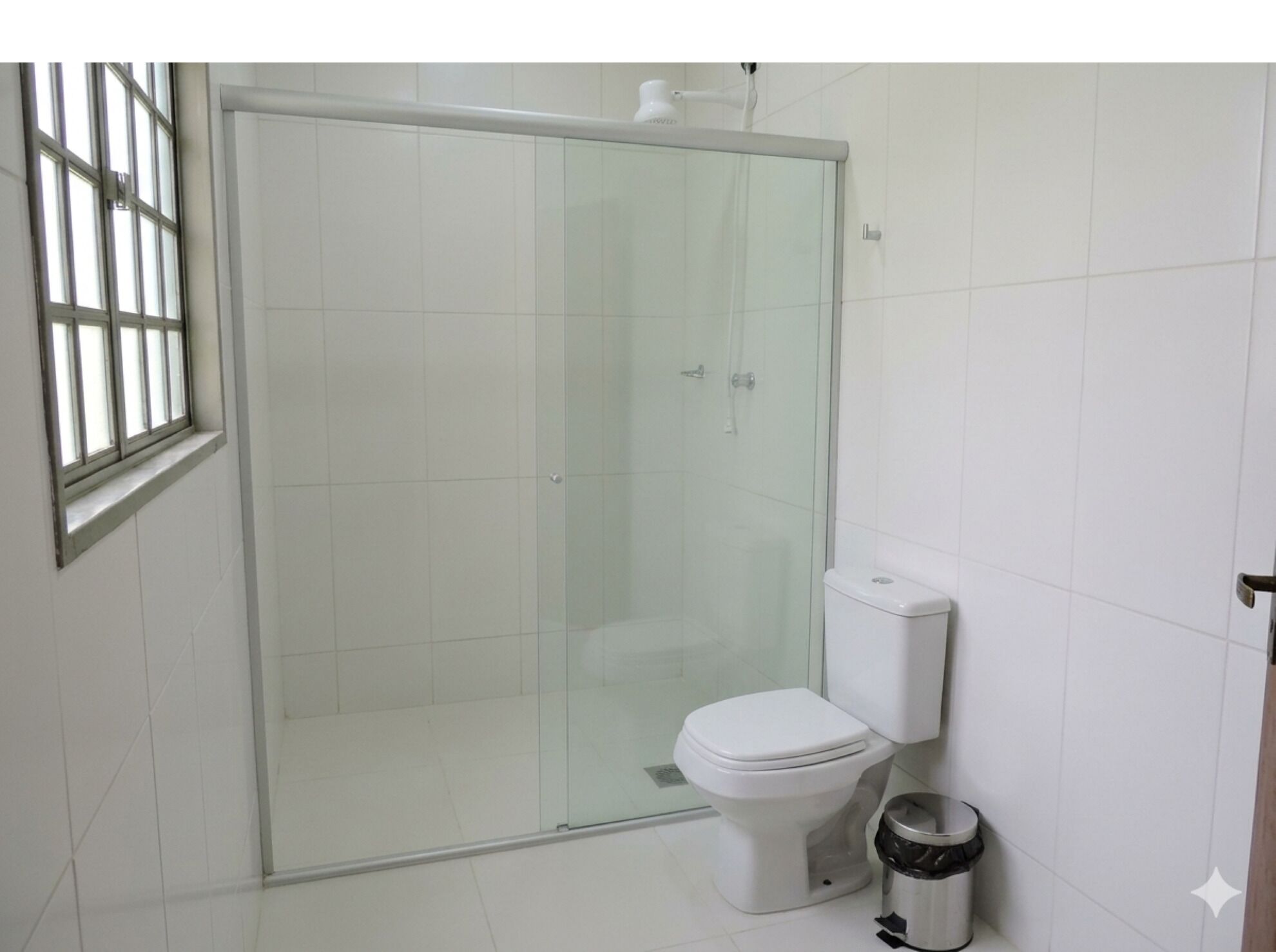 Chambre Double Standard | Salle de bain | Douche, articles de toilette gratuits, serviettes fournies, savon