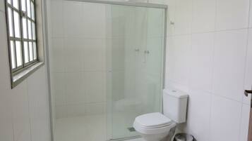 Chambre Double Standard | Salle de bain | Douche, articles de toilette gratuits, serviettes fournies, savon