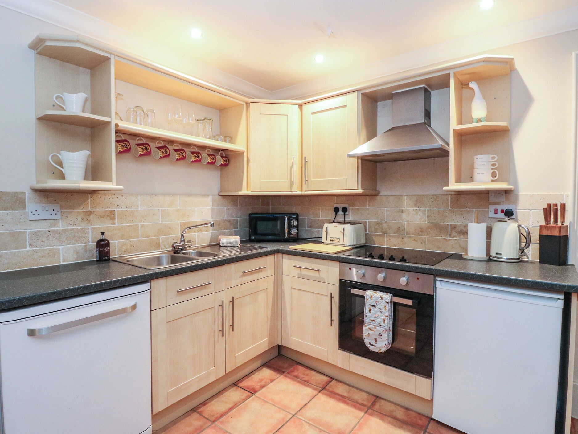 Batterie de cuisine, vaisselle et ustensiles