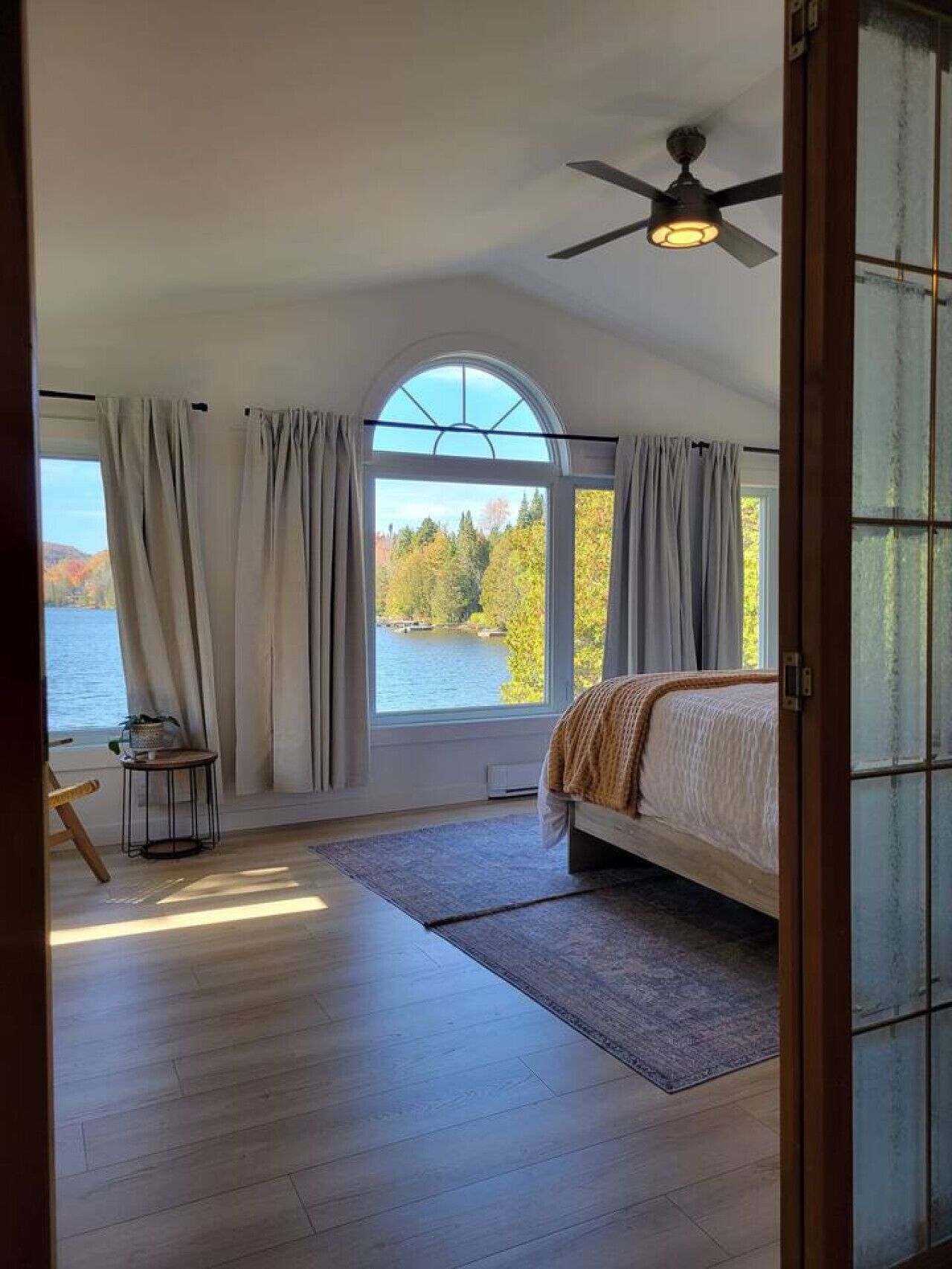 4 bedrooms, desk, WiFi, bed sheets