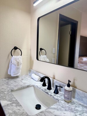 Habitación Deluxe doble, vistas al valle | Baño | Artículos de higiene personal gratuitos, toallas, jabón y champú