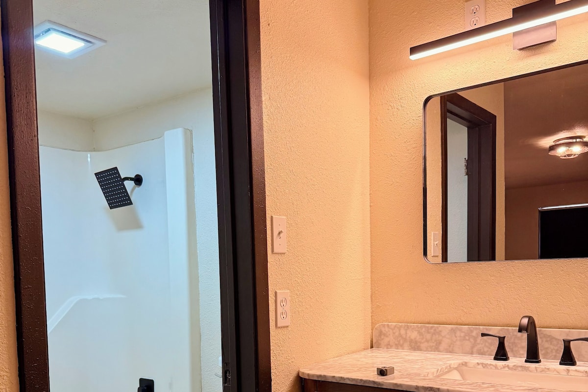 Doppia Deluxe, vista valle | Bagno | Set di cortesia gratuito, asciugamani, sapone, shampoo