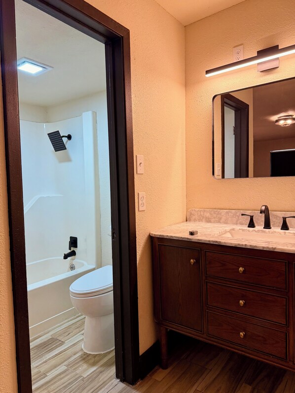 Deluxe Double Room, Valley View | Bathroom | Free toiletries, towels, soap, shampoo - The Windmill Motel (Olney)