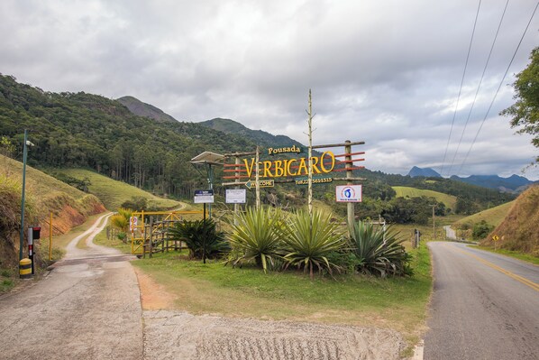 Vista frontal de la propiedad