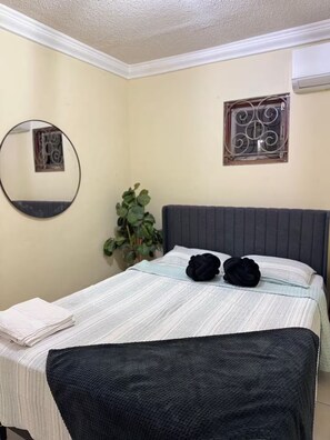 2 عدّة غرف نوم ومكواة/لوح كي وواي فاي وملاءات أسرّة