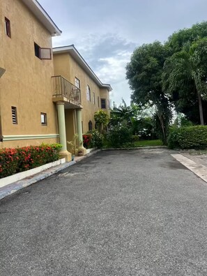 Property grounds - La Merida Luxe Retreat (Kingston)