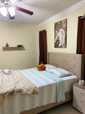 2 bedrooms, iron/ironing board, WiFi, bed sheets - La Merida Luxe Retreat (Kingston)