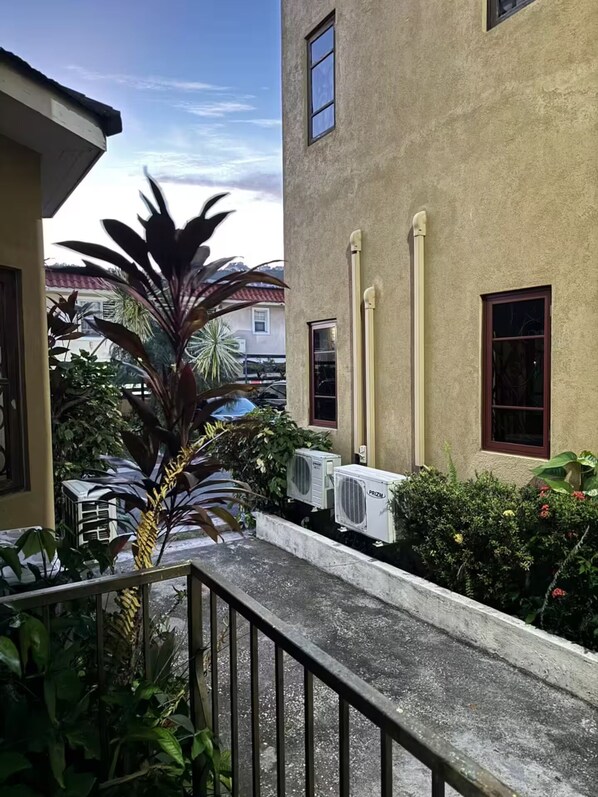 المنطقة المحيطة بالمنشأة