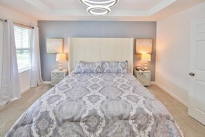 3 habitaciones, tabla de planchar con plancha y cuna de viaje