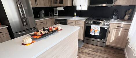 Réfrigérateur, four à micro-ondes, un four, surface de cuisson