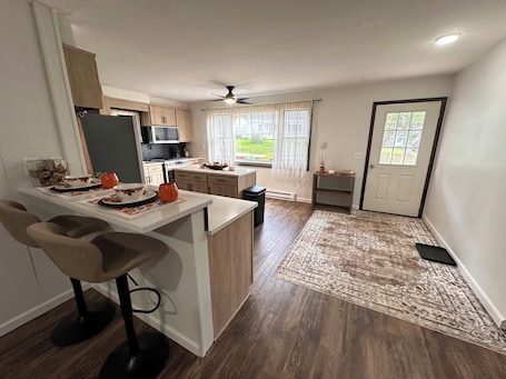 Fridge, microwave, oven, stovetop. 2-bedroom in Peaceful Middleburgh Vroman’s Nose View
