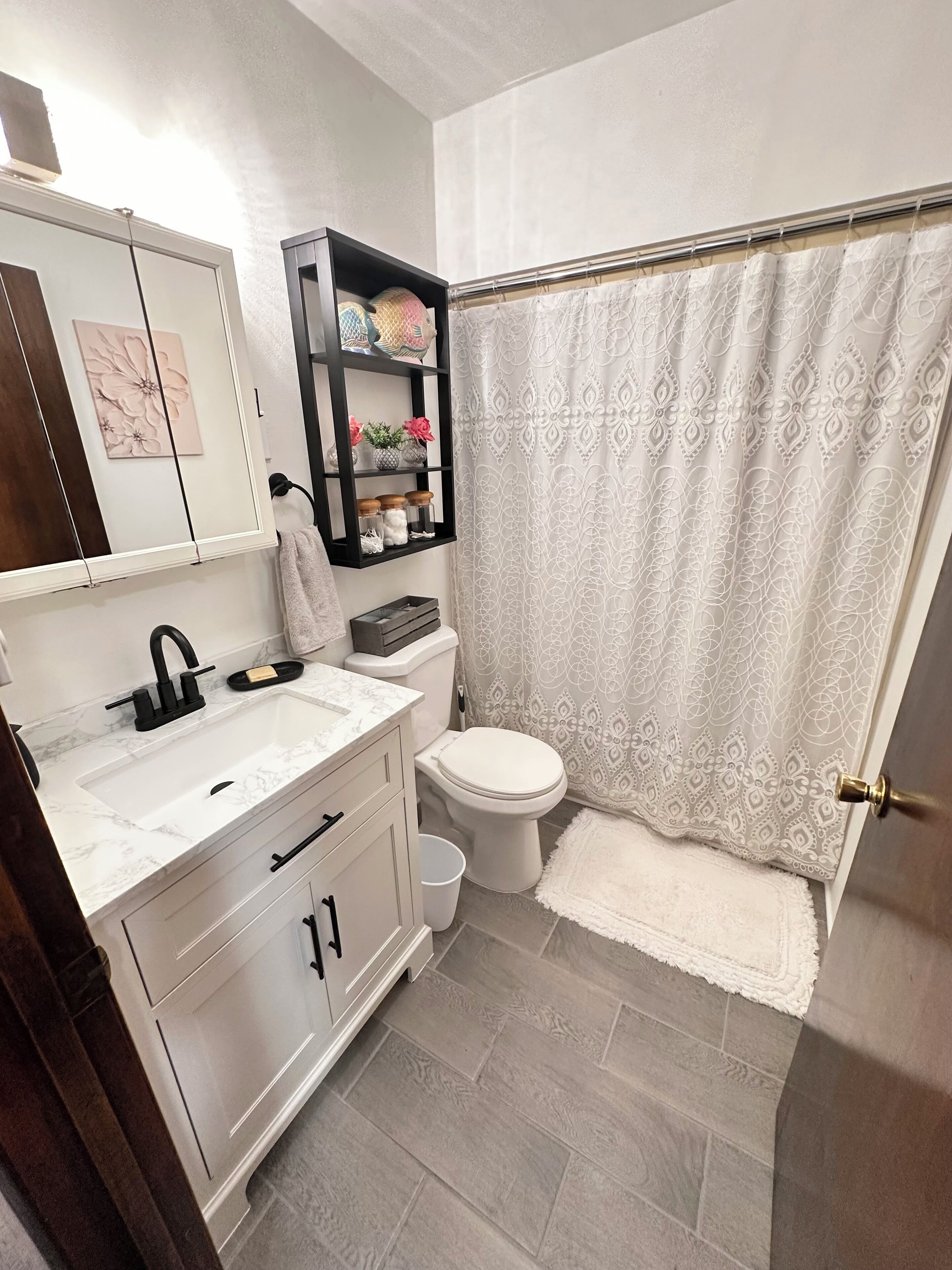 Een douche, een haardroger, handdoeken, zeep