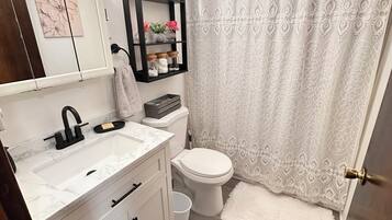 Een douche, een haardroger, handdoeken, zeep