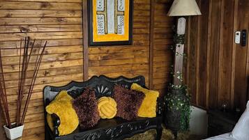 Tabla de planchar con plancha, wifi y ropa de cama