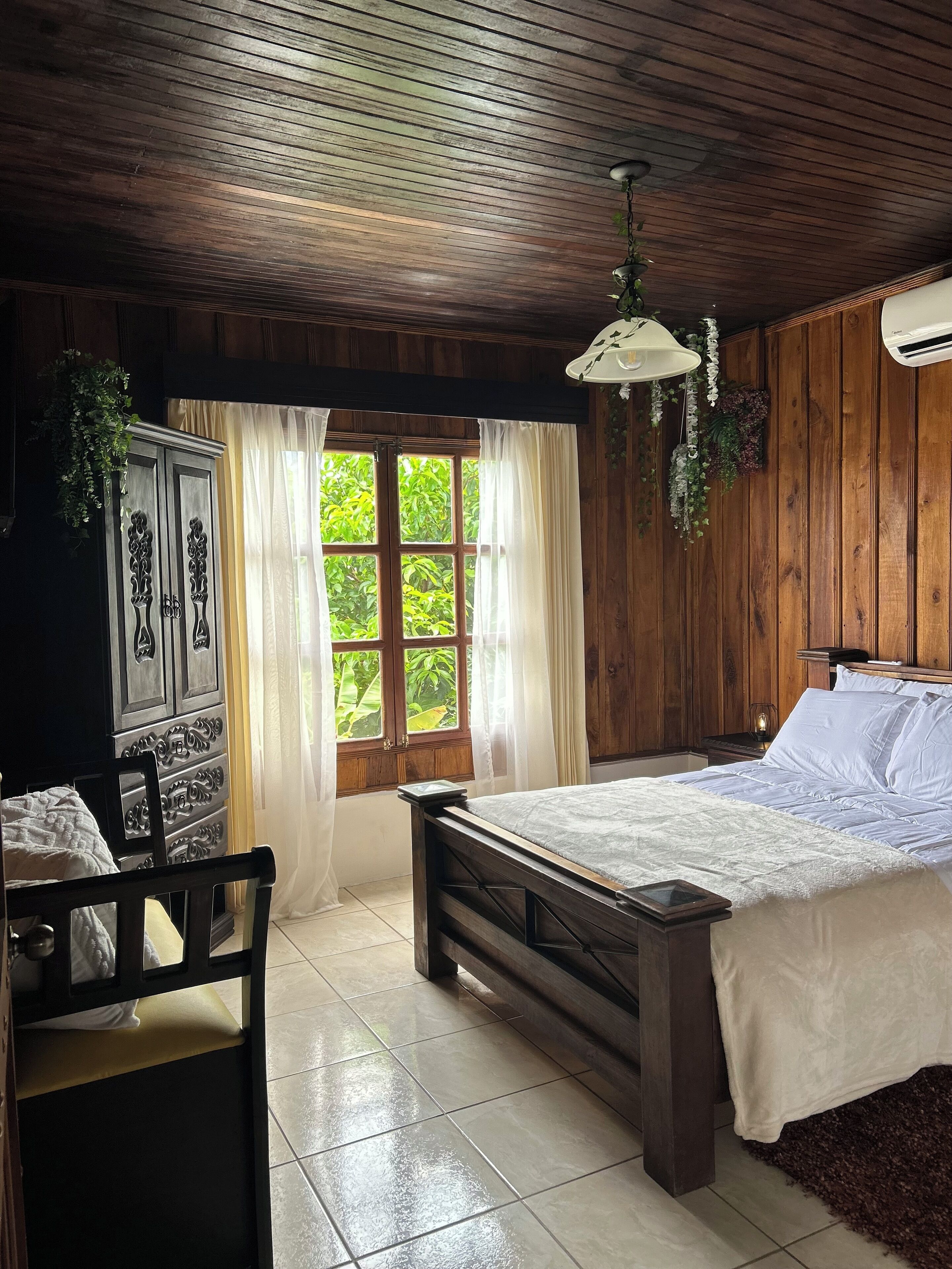 3 habitaciones, tabla de planchar con plancha, wifi y ropa de cama 