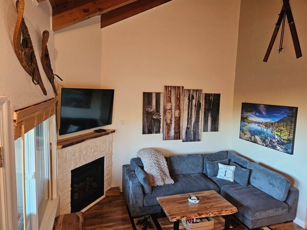 TV, fireplace