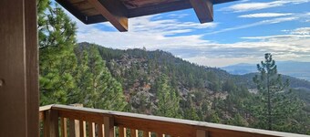 Heavenly Stagecoach Ski Retreat-
Views, quick shuttle ride to the lifts, all new