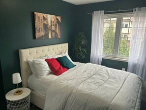 4 عدّة غرف نوم ومكواة/لوح كي وواي فاي وملاءات أسرّة