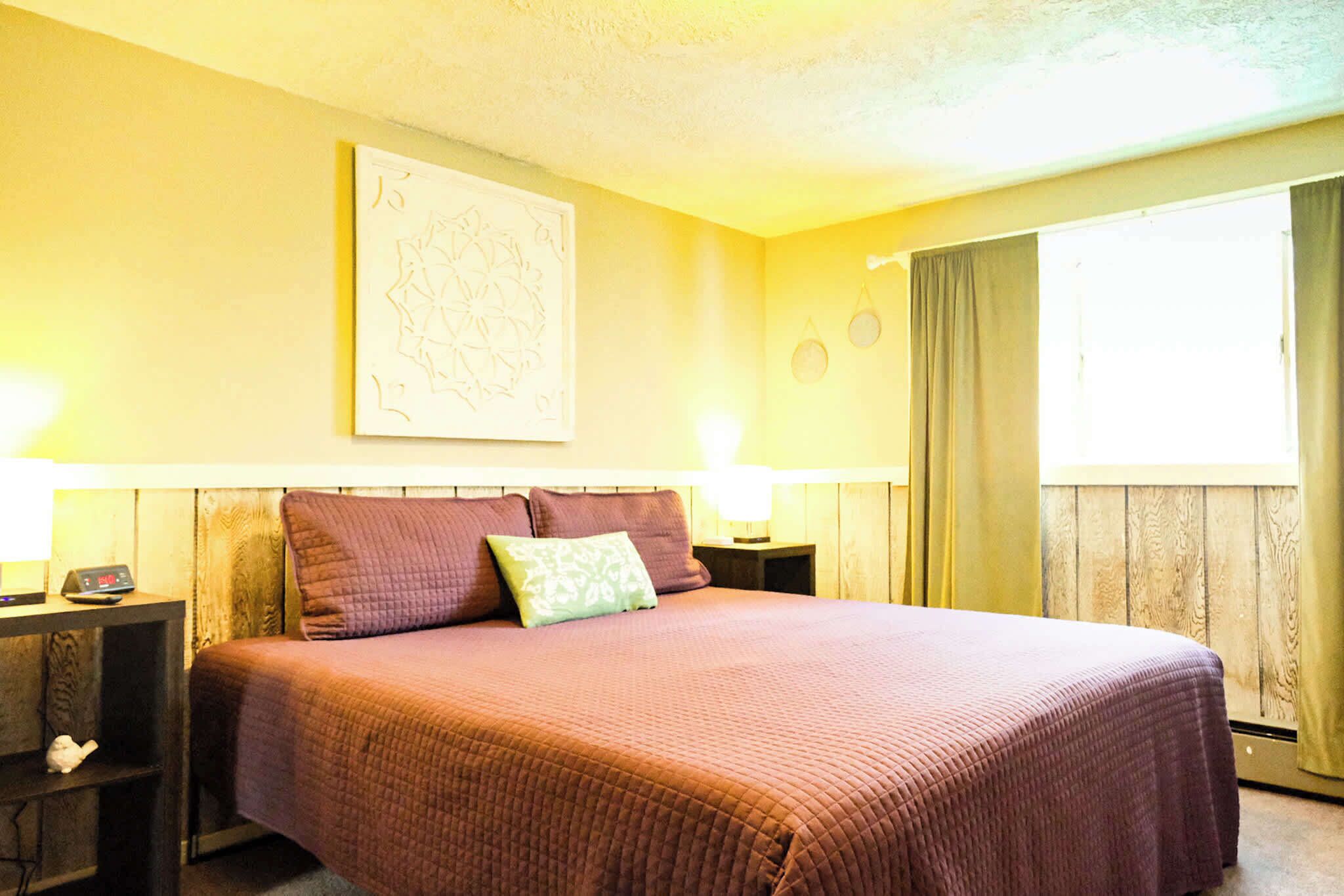 Een strijkplank/strijkijzer, wifi, beddengoed