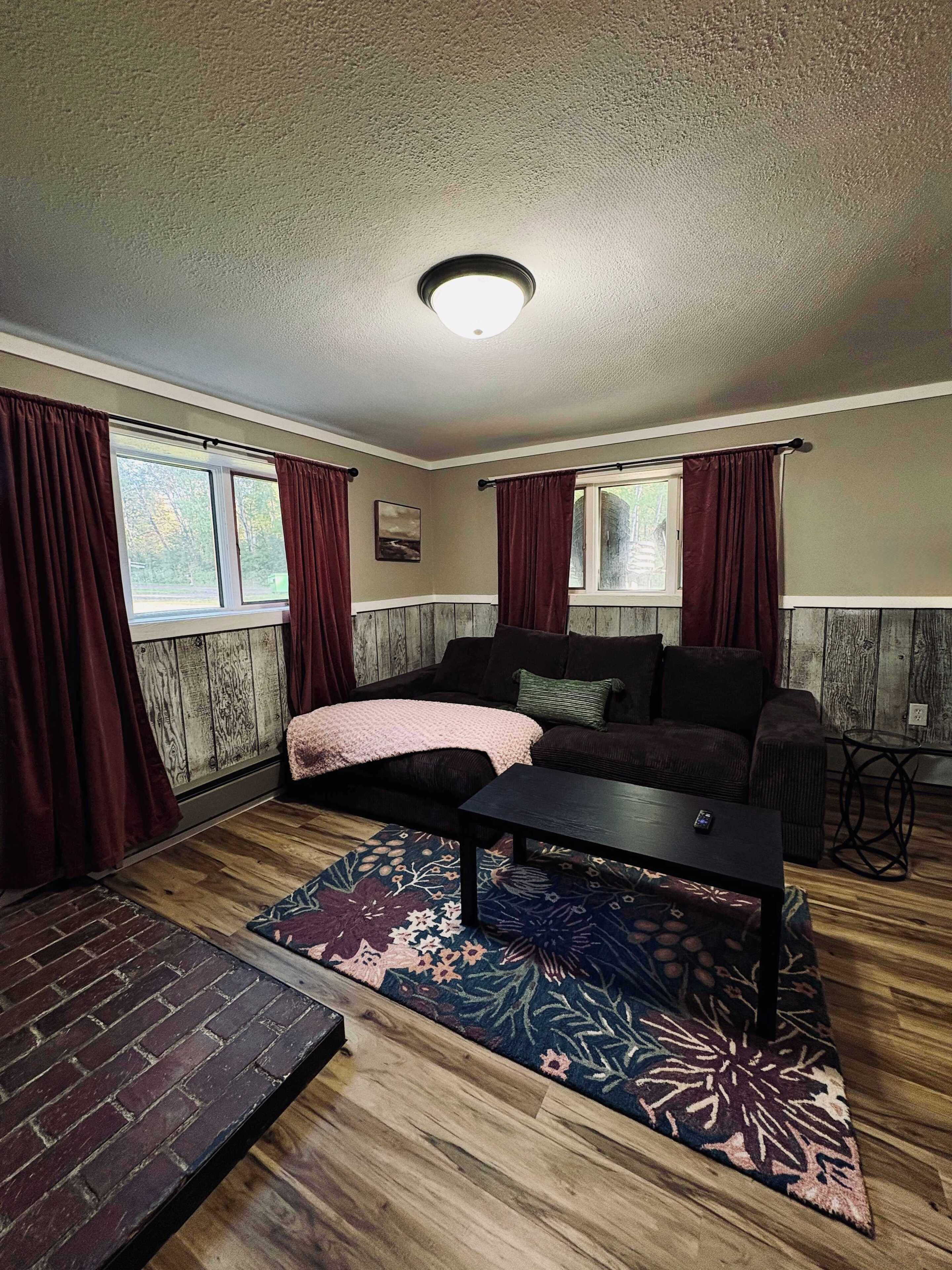 Televisio, takka, työhuone