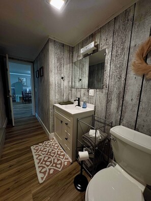 Een douche, een haardroger, handdoeken