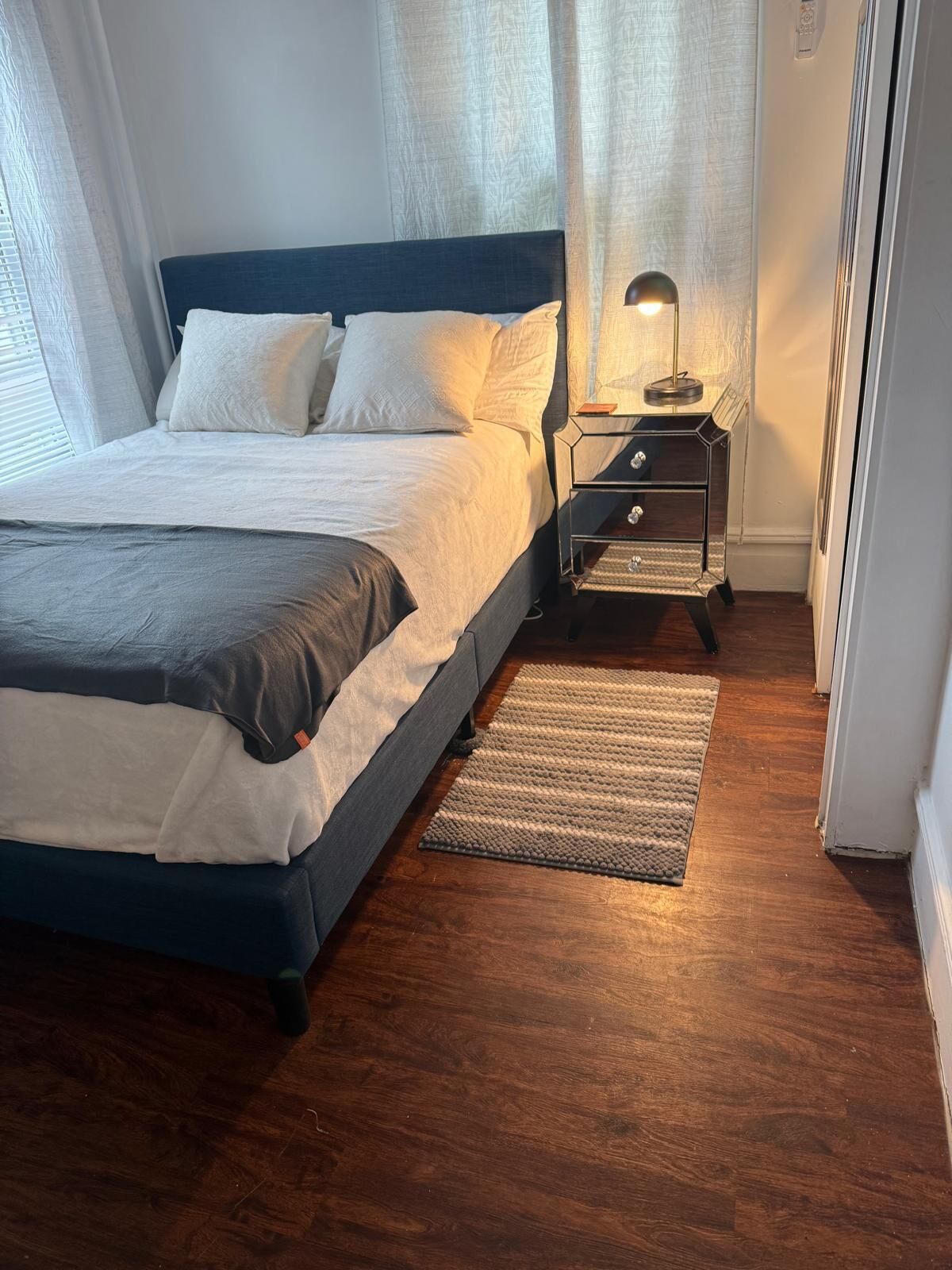 2 habitaciones, escritorio, tabla de planchar con plancha y wifi gratis 